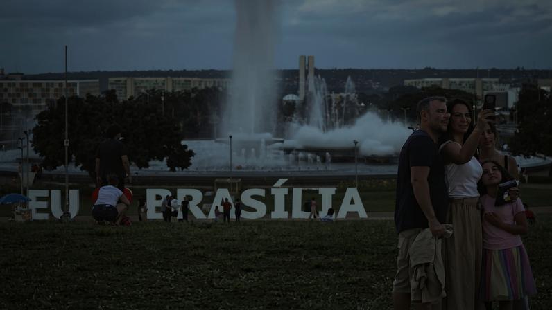 Brasília (DF), 19/04/2026 - Visitantes apreciam o pôr do sol na área central de Brasília, que completa 66 anos em 2026.