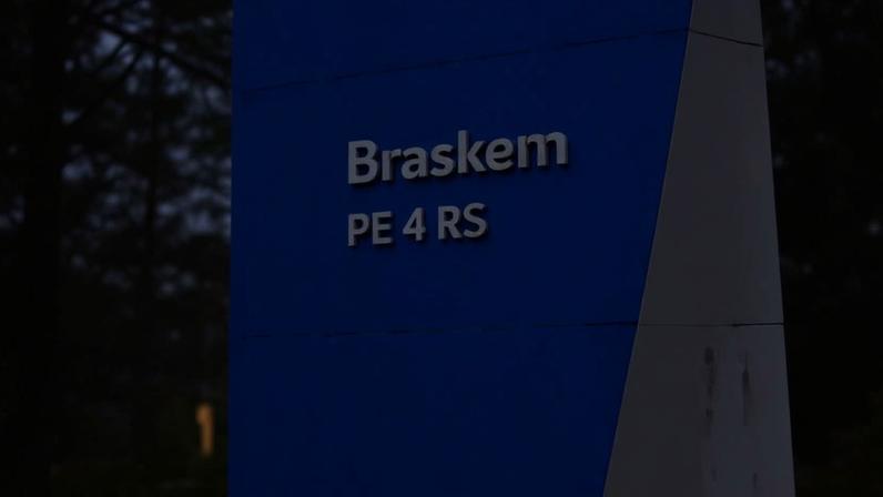 Placa com logotipo da petroquímica brasileira Braskem do lado de fora de uma de suas unidades, em Triunfo, Brasil