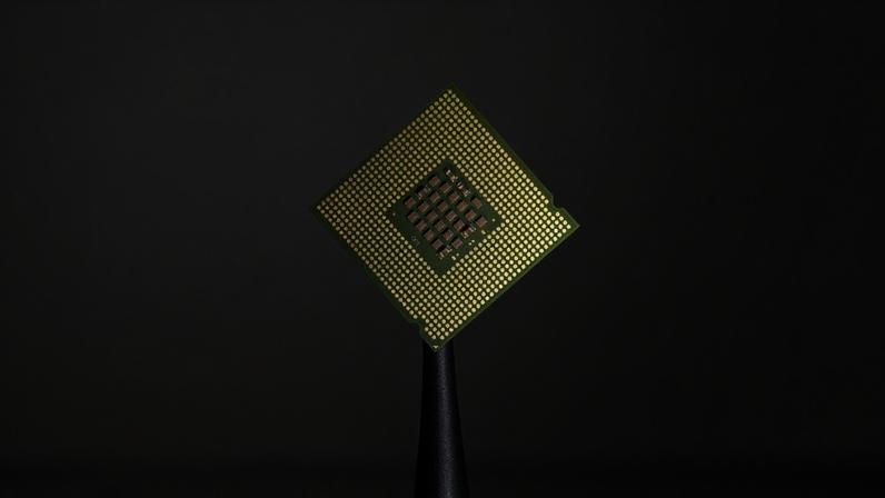 Os chips são “esculpidos” em um disco de silício chamado wafer (imagem: Maxence Pira/Unsplash)