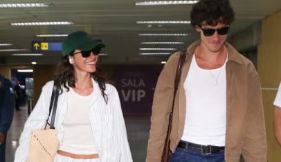 Bruna Marquezine e Shawn Mendes são vistos em loja de luxo em Los Angeles
