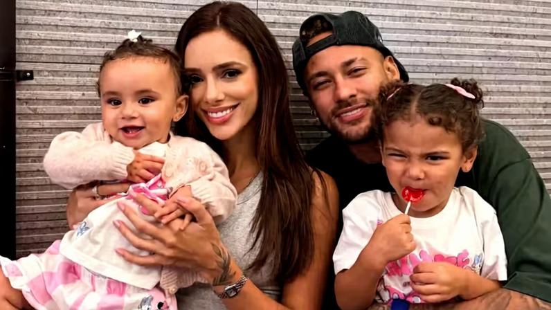 Bruna Biancardi posta foto com Neymar e filhas e web aponta semelhança: 'Cada um com a sua cópia' — Foto: Reprodução/Instagram