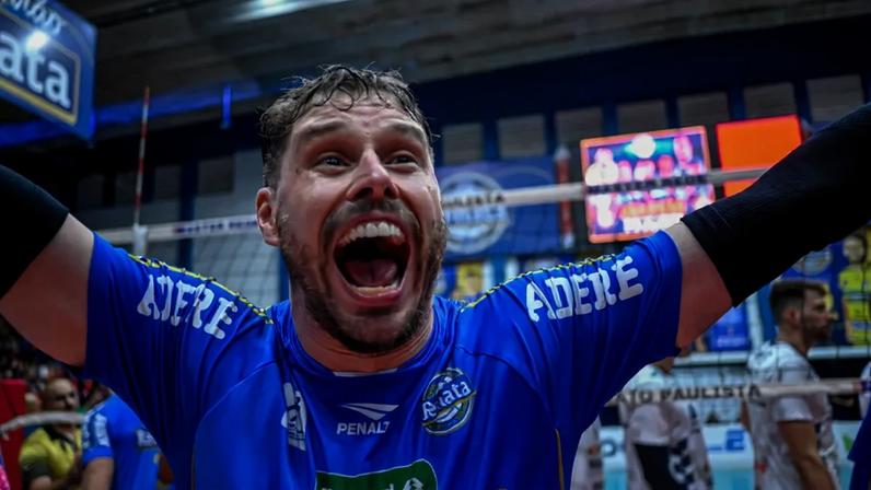 Levantador Bruninho na comemoração do título do Paulistão. (Foto: Divulgação/ Vôlei Renata)