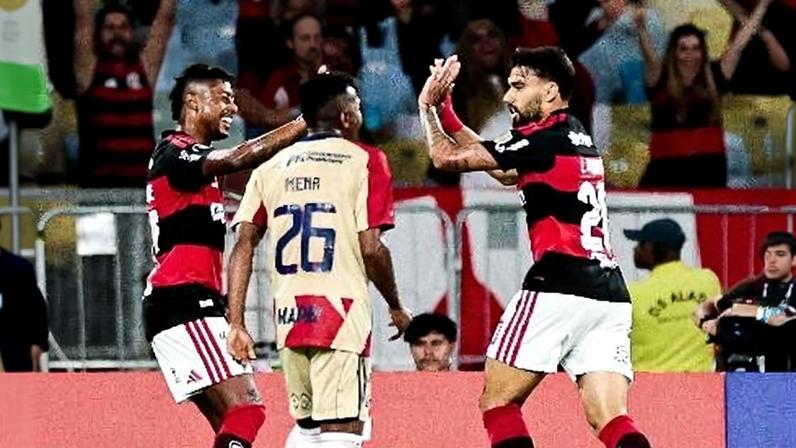 Bruno Henrique e Lucas Paquetá comemoram gol do Flamengo sobre o Medellín
