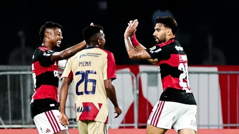 Bruno Henrique e Lucas Paquetá comemoram gol do Flamengo sobre o Medellín