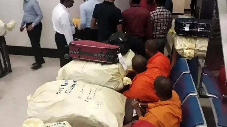Grupo de monges budistas é preso no aeroporto do Sri Lanka
