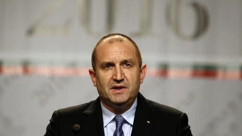 Rumen Radev fala durante uma conferência de imprensa após as eleições na Bulgária, neste domingo (13) — Foto: AP Photo/Darko Vojinovic