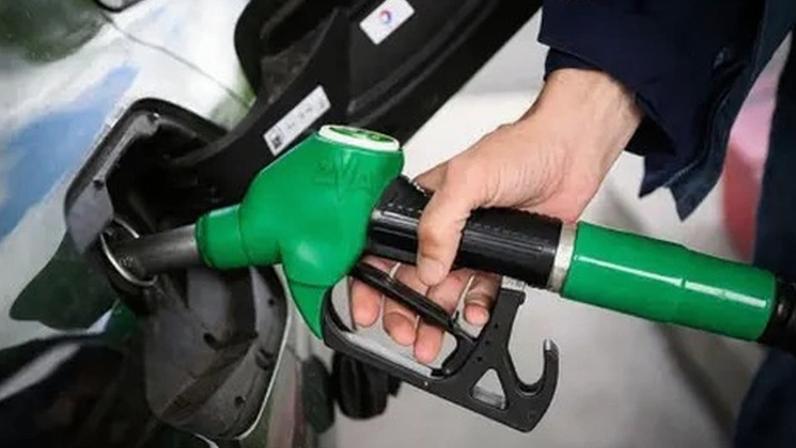 Petróleo cai após Irã afirmar Estreito de Hormuz aberto durante cessar-fogo