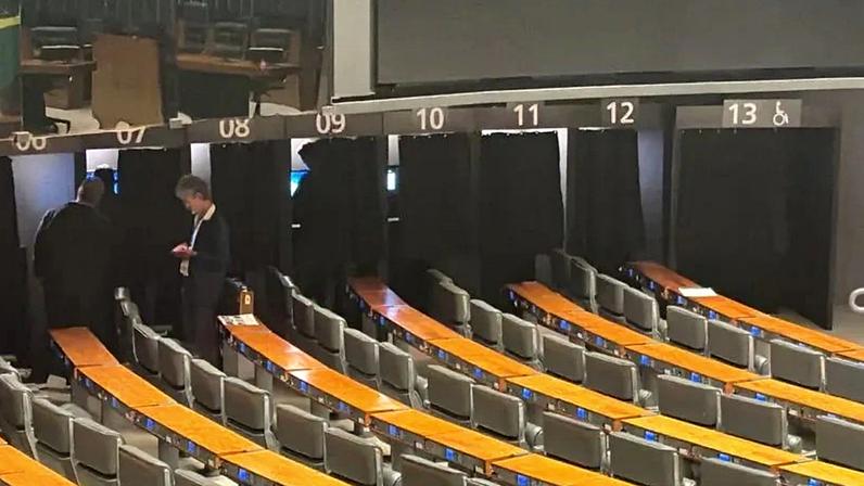 Cabines para votação instaladas no plenário da Câmara dos Deputados