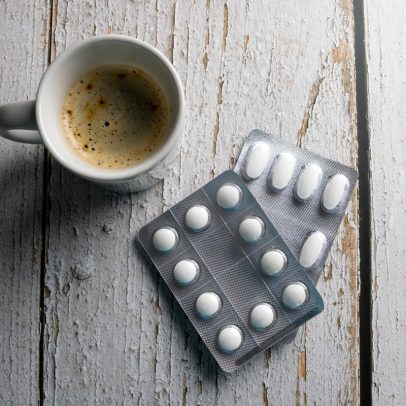 Médico explica se é perigoso tomar remédio de pressão após café