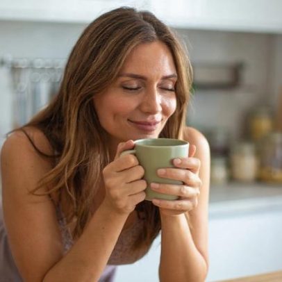 Nutri explica por que evitar café logo após o almoço