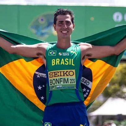 Caio Bonfim celebra medalha entre aplausos do povo