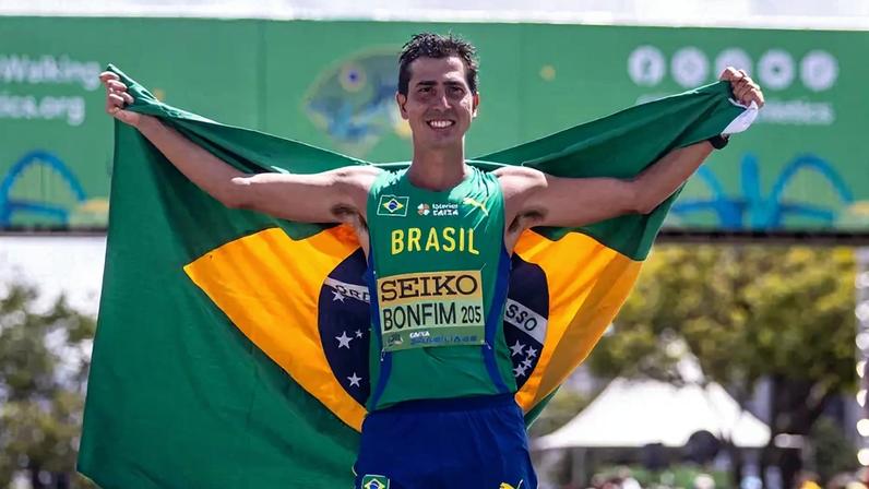 Caio Bonfim com a bandeira do Brasil, comemora medalha no Mundial de Marcha Atlética
