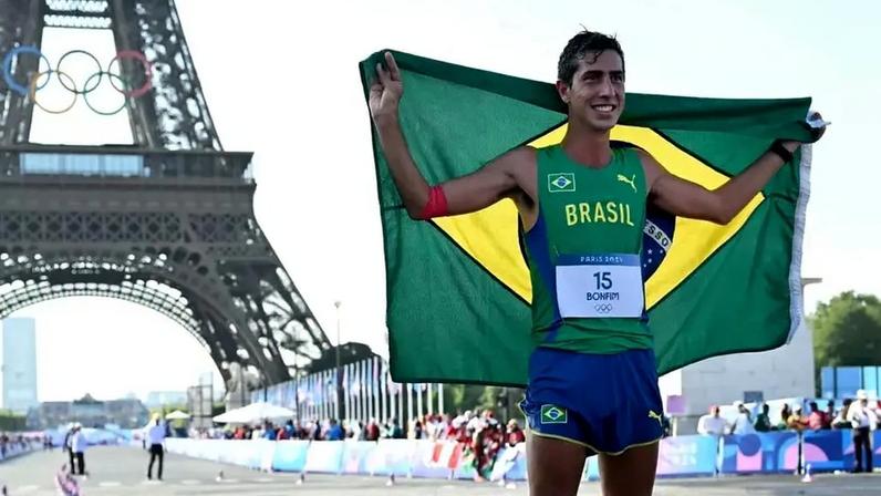 Caio Bonfim celebra conquista histórica nas Olimpíadas (Foto: Paul ELLIS / AFP)
