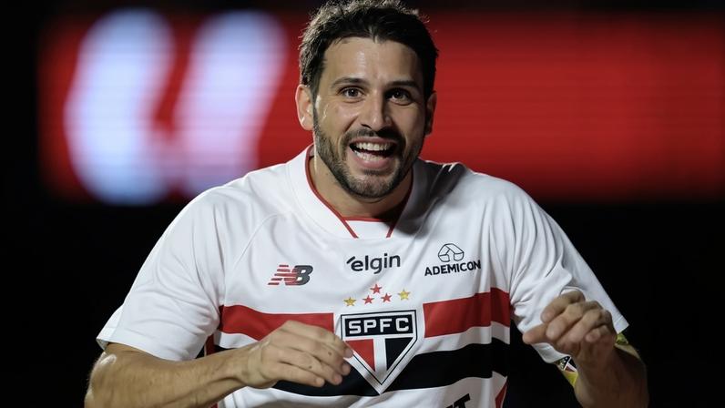 Calleri, do São Paulo, comemora gol contra o Grêmio, pelo Campeonato Brasileiro