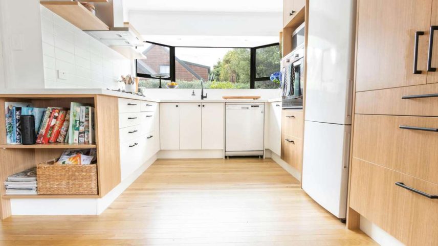 Adeus aos azulejos na cozinha: conheça a tendência que promete piso renovado em um dia e sem pedreiros