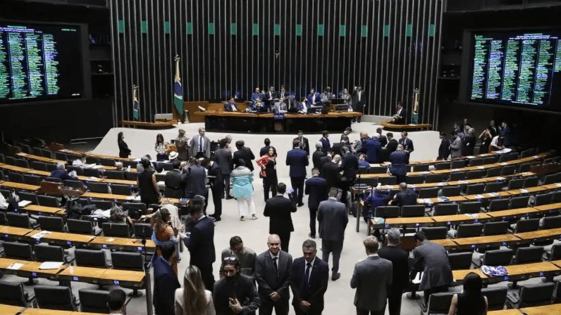 Antes sob responsabilidade do INSS, o processamento e o deferimento dos pedidos passam agora para o Ministério do Trabalho; na imagem, o plenário da Câmara