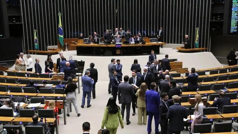 Placar na Câmara dos Deputados foi de 464 votos a favor e 16 contra a PEC da assistência social
