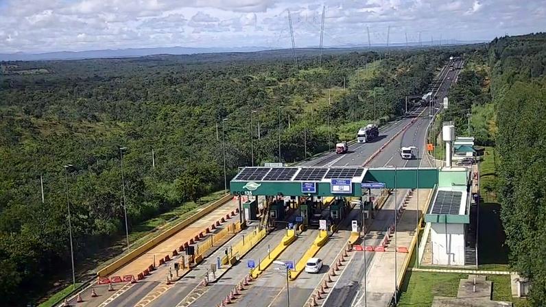 Câmeras flagram condutor em manobra perigosa que quase termina em tragédia na BR-135, no Norte de MG