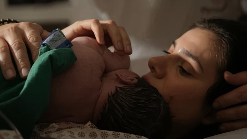 Camila Queiroz e filha, Clara, fruto do relacionamento com Klebber Toledo