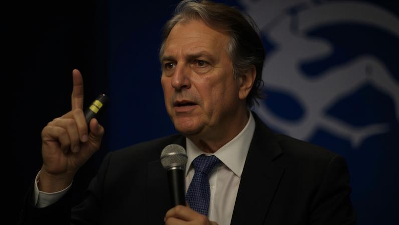 Na imagem, Camilo Santana (esq.) e Ciro Gomes