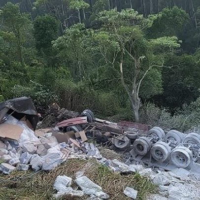 Caminhão tomba na rodovia dos Bandeirantes e deixa uma vítima fatal em SP