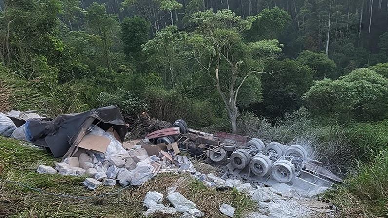 Um dos ocupantes do veículo faleceu no local; a segunda vítima está em estado grave