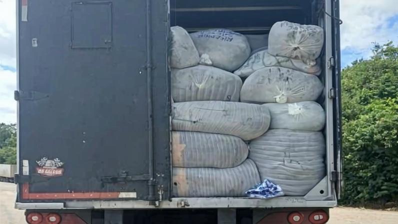Caminhão com mercadorias estrangeiras, sem documentação, é apreendido pela PRF na BR-251 em Montes Claros