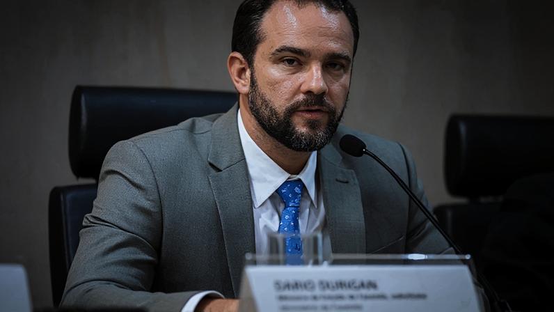 O ministro da Fazenda, Dario Durigan, negou que haveria corte de tributos sobre a gasolina