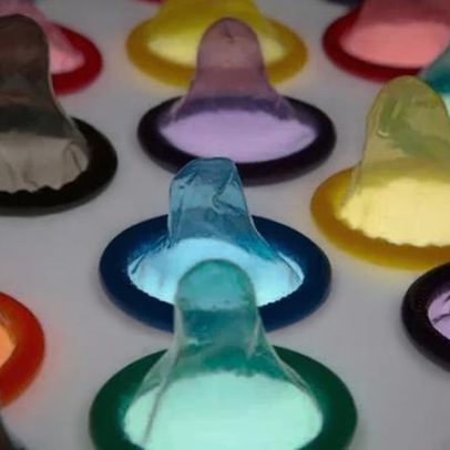 Guerra no Irã pressiona cadeias globais e pode encarecer camisinhas em até 30%
