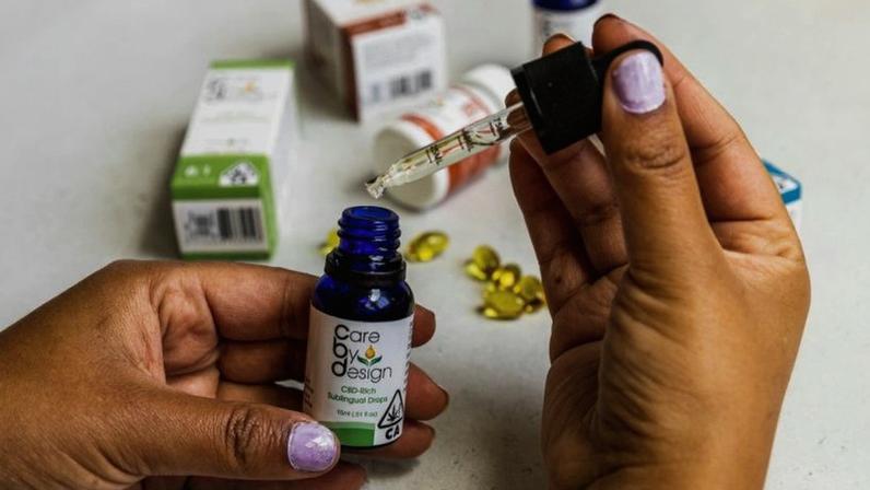 A comercialização de medicamentos sem registro sanitário viola as normas de vigilância sanitária; na imagem, medicamento de cannabis | Elsa Olofsson via Unsplash