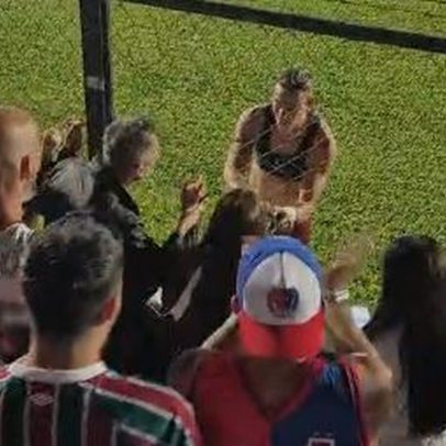 Canobbio atende desejo de torcedora do Athletico-PR e entrega camisa Fluminense