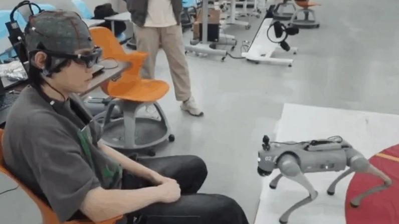 Na imagem, homem comanda cão robô