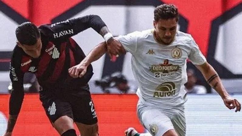Lance de Athletico-PR x Chapecoense, pelo Brasileirão