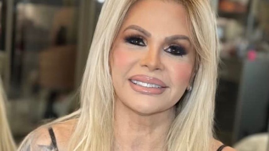 Monique Evans posa sorridente, maquiada e de cabelos soltos - Metrópoles