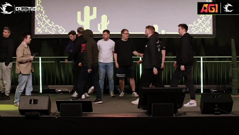 O streamer MAUschine foi banido do Counter-Strike 2 após bater em um rival no palco — Foto: Reprodução/CAGGTUS Leipzig CS2