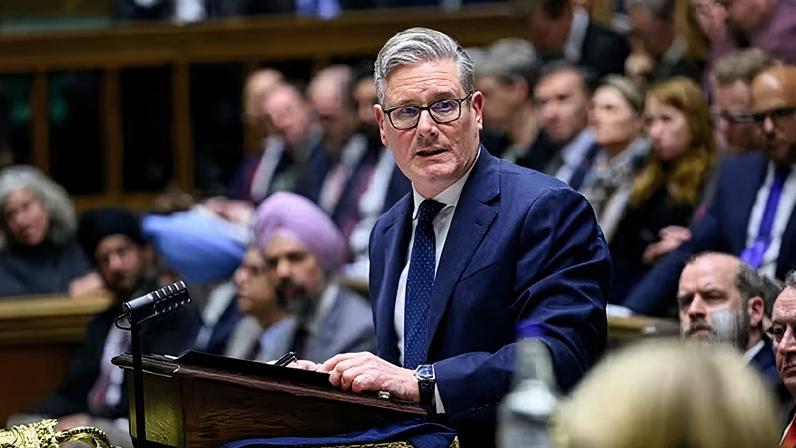 O primeiro-ministro britânico, Keir Starmer, faz declaração na Câmara dos Comuns, em Londres — Foto: © Câmara dos Comuns/Divulgação via REUTERS.