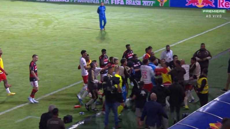Jogadores de Flamengo e Bragantino tiveram uma confusão ao final do jogo — Foto: Reprodução