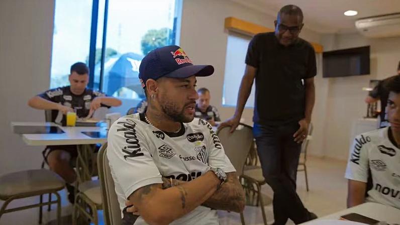 Neymar conversa com Cesar Sampaio e Robinho Jr. no CT Rei Pelé, do Santos — Foto: Reprodução