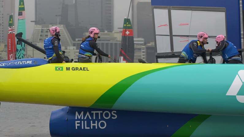 Luciano Huck veleja ao lado de Martine Grael no barco do Sail GP — Foto: Sail GP