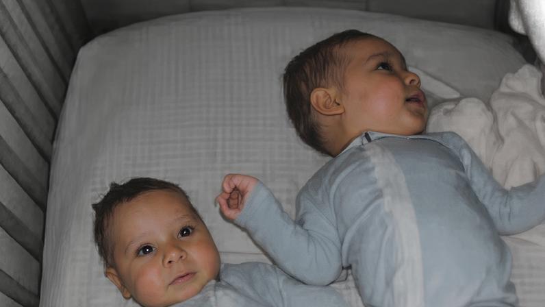 Mãe coloca gêmeos no mesmo berço e reação viraliza