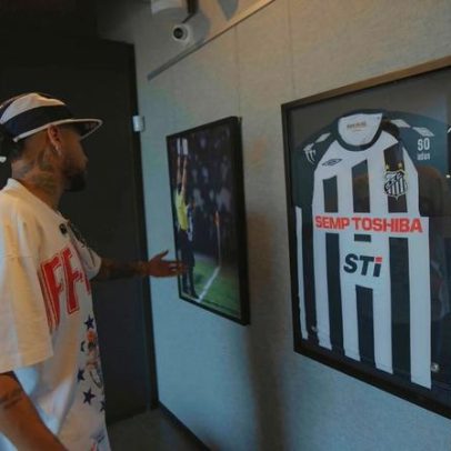 Neymar exibe acervo em Santos e chama camisa da Copa 2022 de dolorida