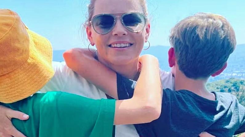 A atriz e diretora Elizabeth Banks com os dois filhos — Foto: Instagram