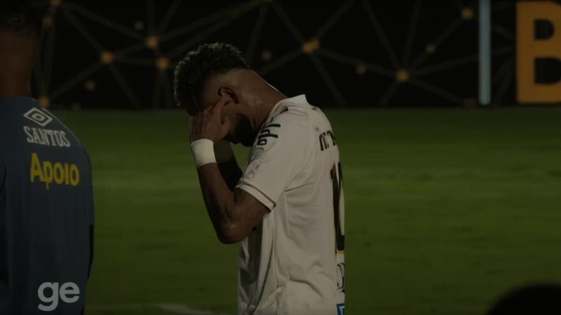 Neymar sai do campo com as mãos nos ouvidos após a derrota do Santos para o Fluminense — Foto: Reprodução/Globo