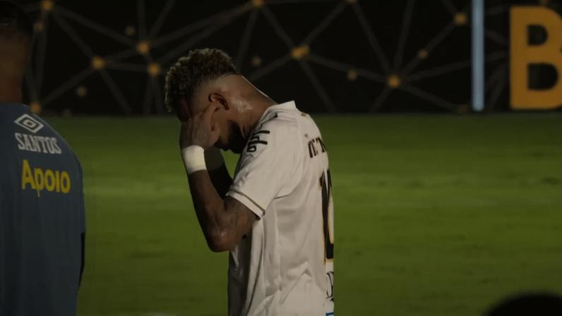 Neymar sai do campo com as mãos nos ouvidos após a derrota do Santos para o Fluminense na Vila Belmiro — Foto: Reprodução/Globo