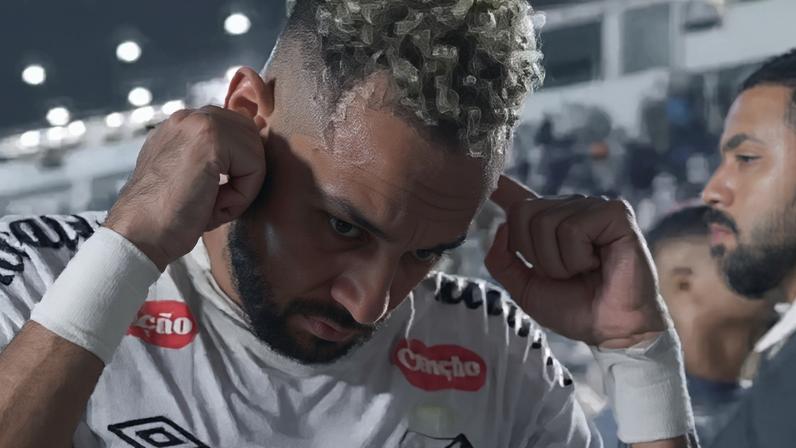 Neymar levou as mãos aos ouvidos na saída de campo