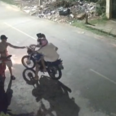 Vítima puxa celular de assaltante no CE e recupera o aparelho antes de fugir