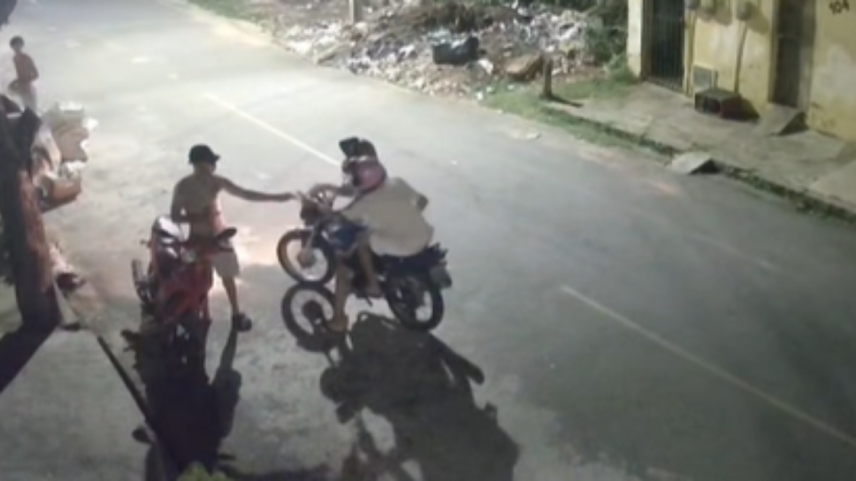 Homem entrega celular a bandido, se aproxima para colocar senha e puxa aparelho de volta