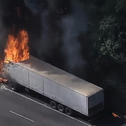 Caminhão pega fogo e interrompe Rodovia Anhanguera em SP