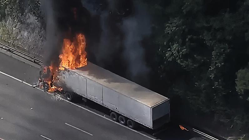 Carreta pega fogo na Rodovia Anhanguera