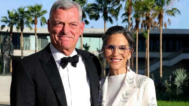 Antony Ressler e Jami Gertz durante o evento LACMA's Opening Gala for The David Geffen Gallerie, no Los Angeles County Museum of Art, em 16 de abril de 2026